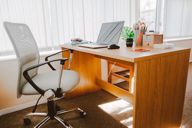 Since more and more people work from home, ergonomic office chairs are a high-demand products to sell on Shopify.